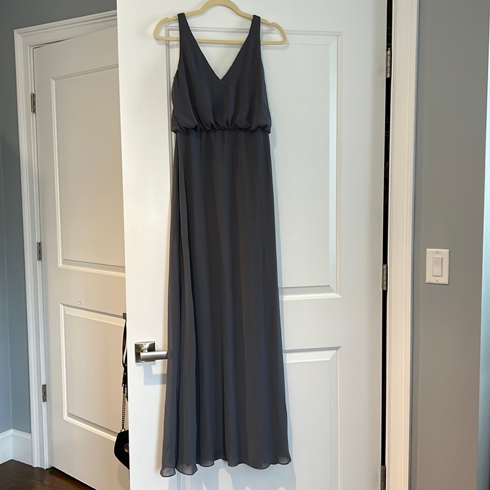 Long chiffon gown with V-neck and blousant waist line